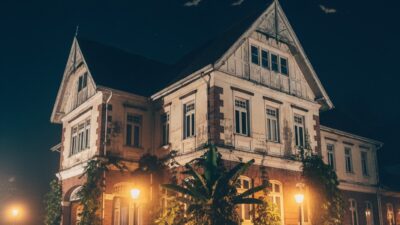 Omah Lowo Solo, heritage Batik Keris, bangunan mistis Solo, wisata aesthetic Solo, sejarah Omah Lowo, tempat angker Solo, arsitektur kolonial Solo, destinasi heritage Solo